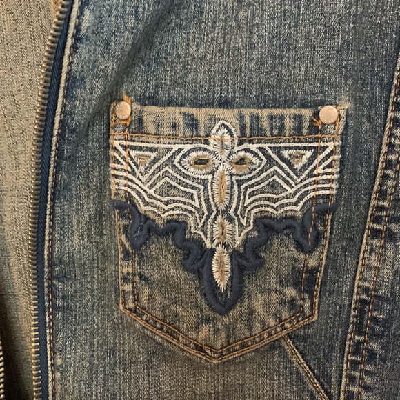 UEC Yuka Jeans boutique jean jacket zippered w embroidered pocket detailing szM - Picture 4 of 8